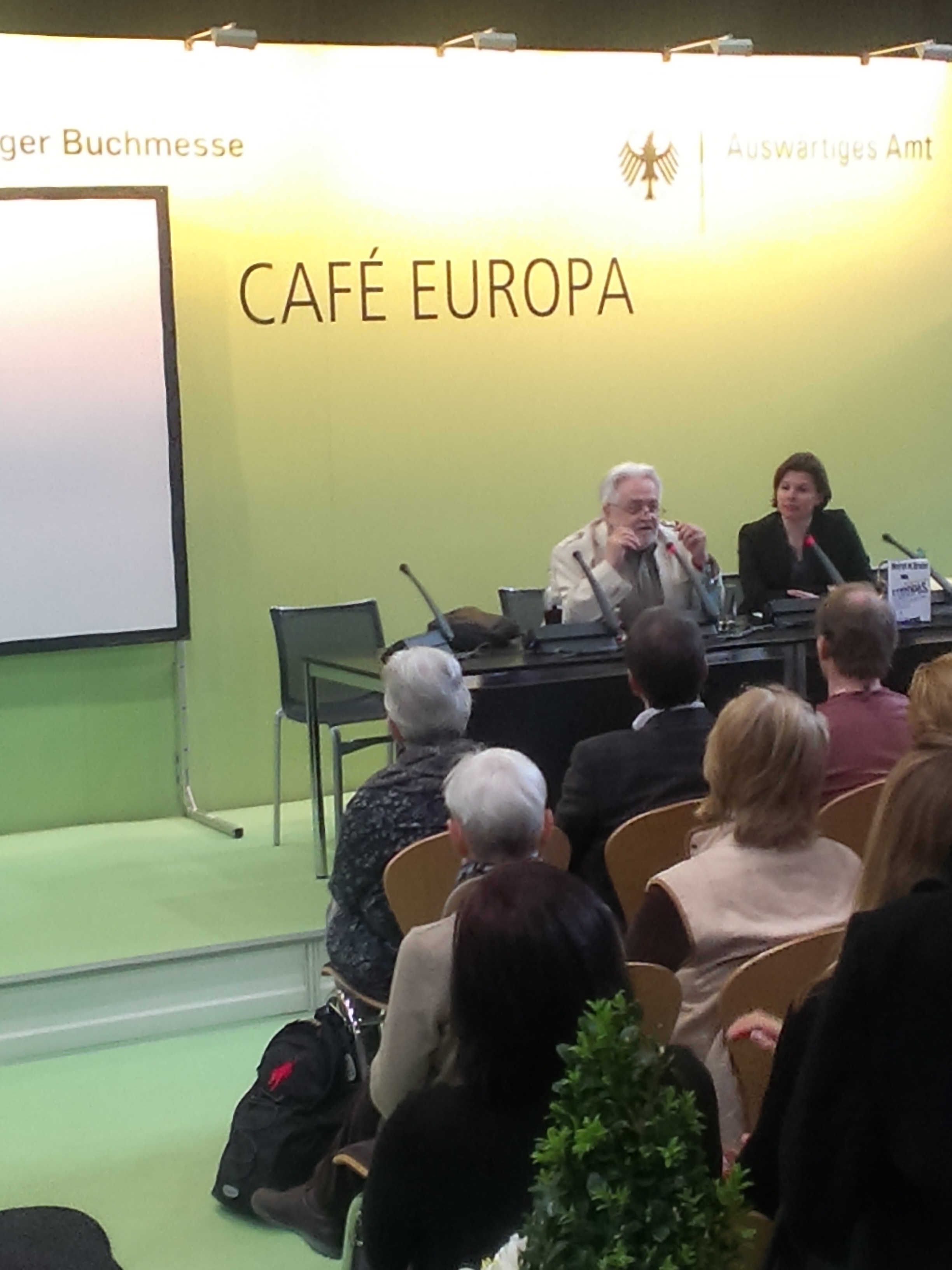 Henryk M. Broder im voll besetzten Café Europa. Foto: Detlef M. Plaisier