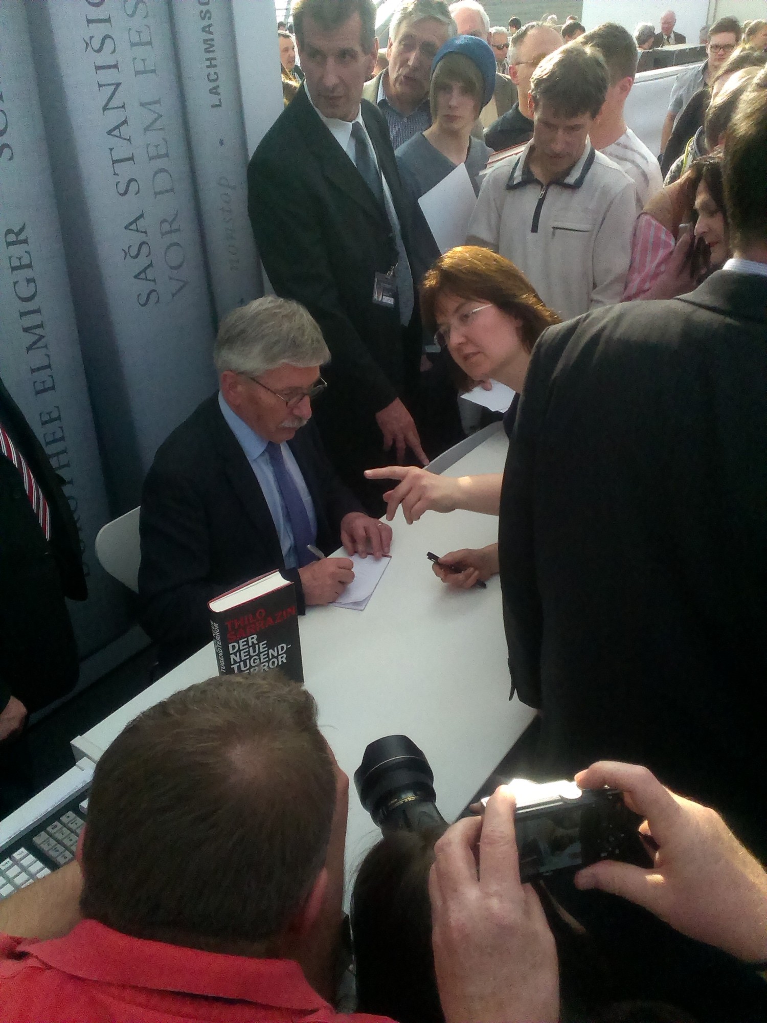 Umlagert: Thilo Sarrazin signiert auf der Leipziger Buchmesse. Foto: Detlef M. Plaisier