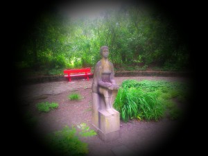 Zurück: Eine Schweizer Lesebank im Clara-Zetkin-Park. Foto Detlef M. Plaisier