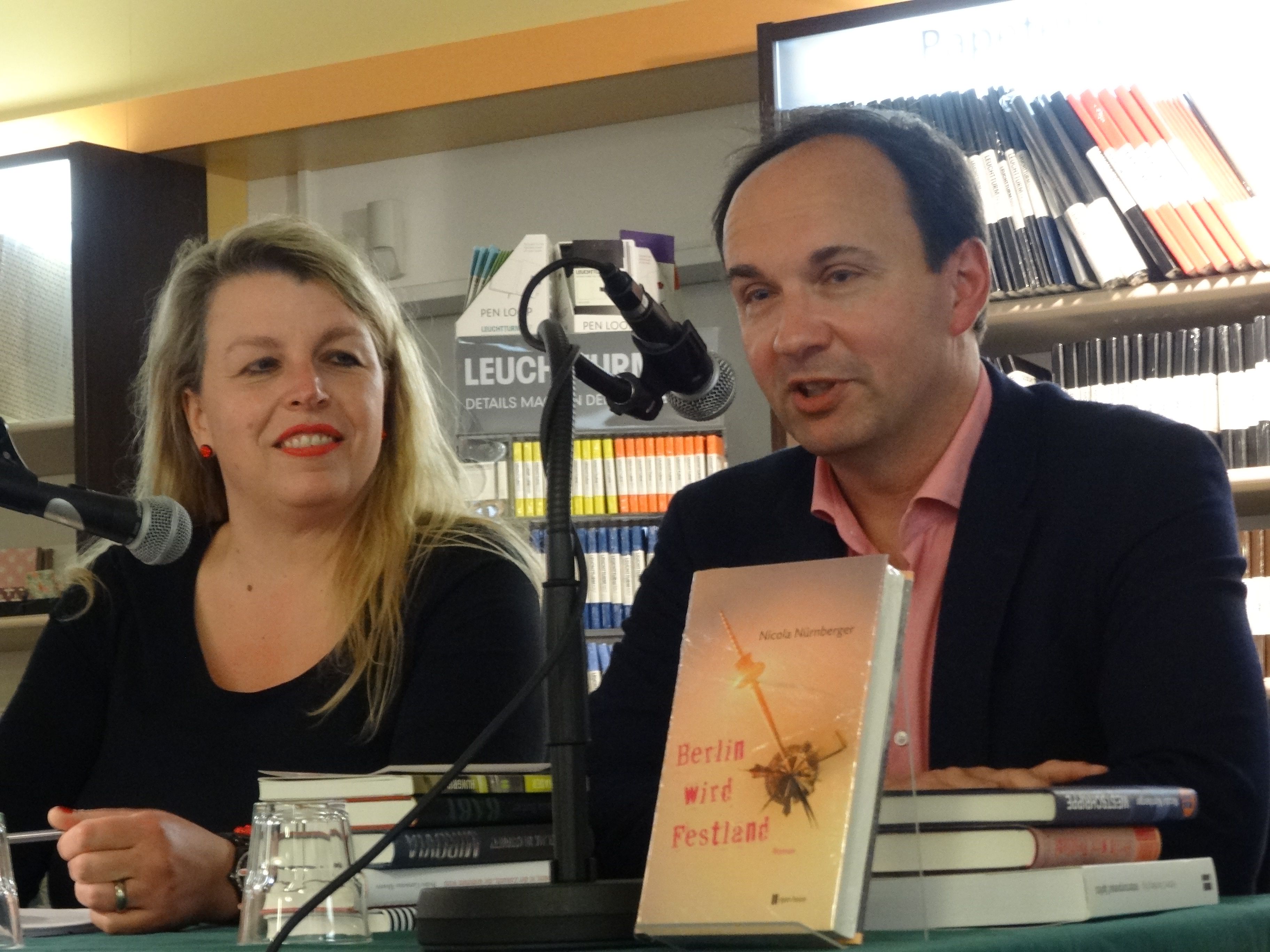 Verleger Rainer Höltschl mit Autorin Nicola Nürnberger bei Lehmanns. Foto: Detlef M. Plaisier
